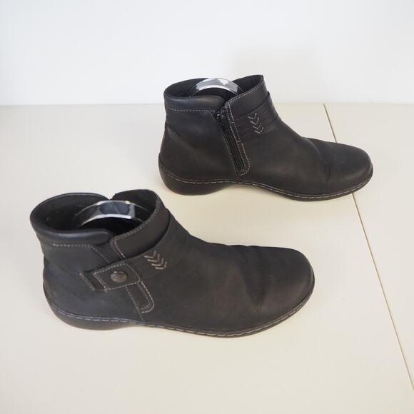 Clarks Women's Cora Rae Button Strap Ankle Booties Black Leather Boots Sz 8.5 - Picture 3 of 11